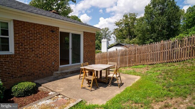Building Photo - 5012 Larno Dr
