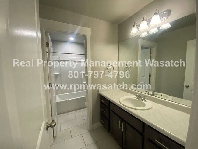 Building Photo - Rent This Beautiful 3 Bedroom 2.5 Bathroom...