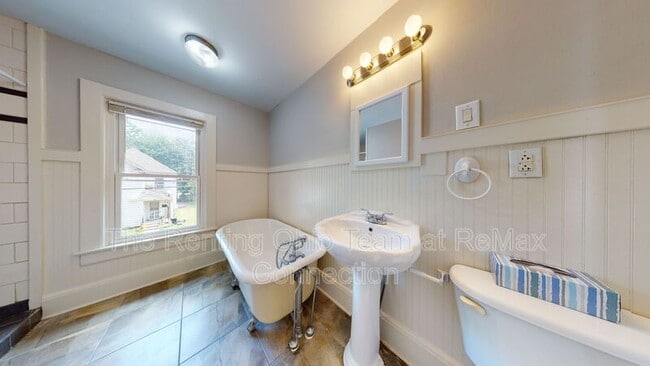 Building Photo - 137 Carhart St