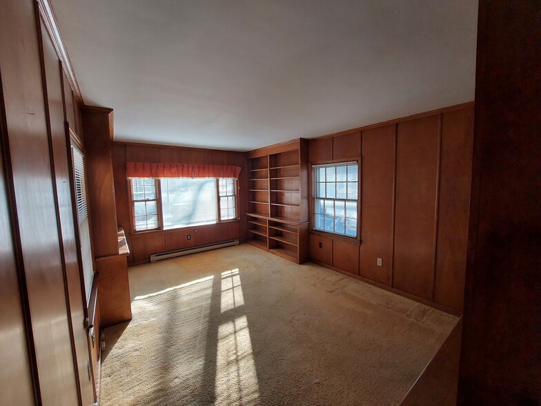 Primary Photo - 305 N Division St
