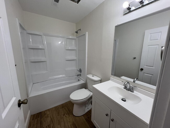 Building Photo - Newly Remodeled 2BR unit