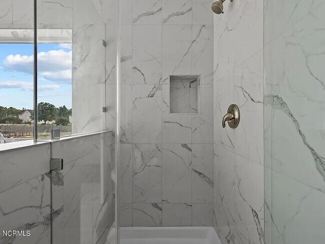 Building Photo - Beautiful New 4 Bedroom, 3 full bath plus ...