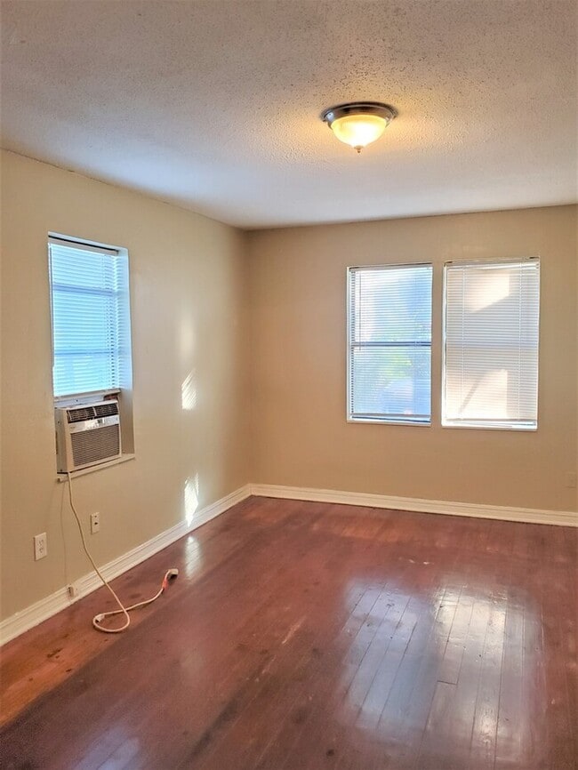 Building Photo - 1 BED 1 BATH DOWNSTAIRS GARAGE APT IN CAPITAL HILL AREA