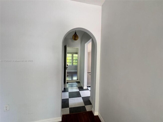 Building Photo - 2 bedroom in Miami FL 33161