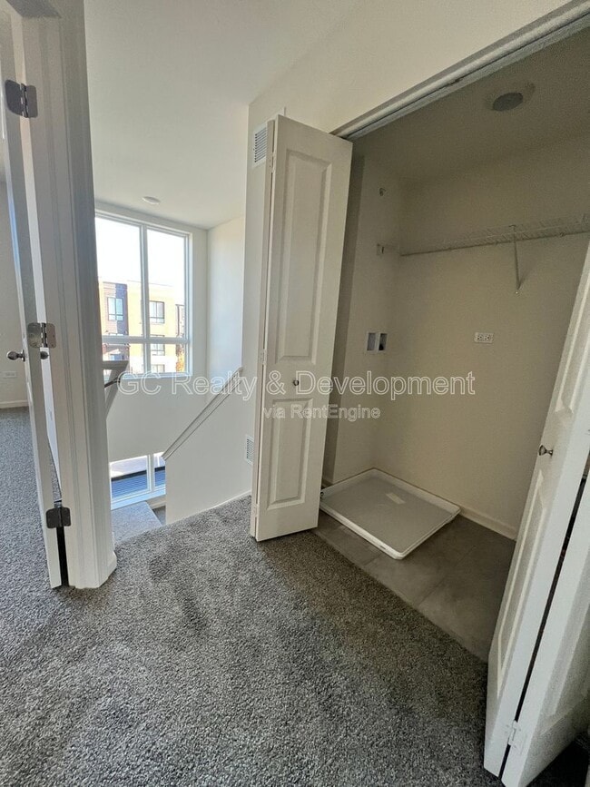 Building Photo - 1265 Lakepointe Dr