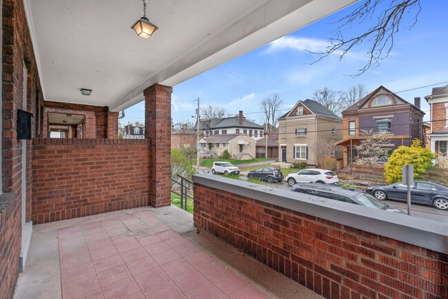 Building Photo - Exquisitely Renovated 3 Bedroom/ 2 Bath in Pittsburgh's East Side
