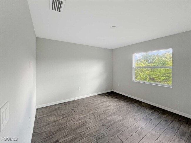 Building Photo - 1306 W 12th St