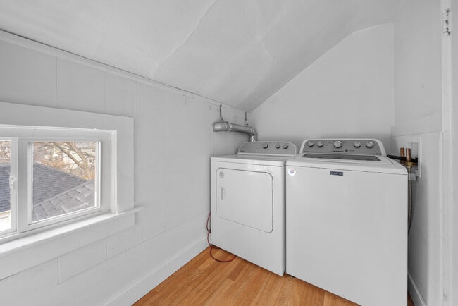 Building Photo - 1033 Helen St NE