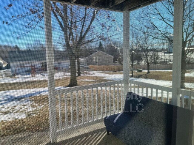 Building Photo - 1633 N Country Club Rd