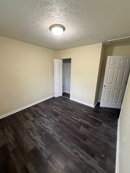 Building Photo - 725 Goyne Ave