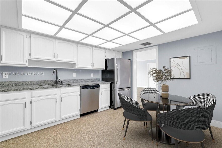 Building Photo - 3200 Port Royale Dr N