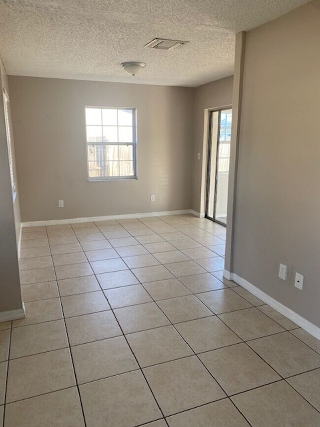 Building Photo - 2 Bed 1 Bath Home | Single Car Garage | Pet Friendly with Fenced Yard | Washer Dryer Hook Ups | S...