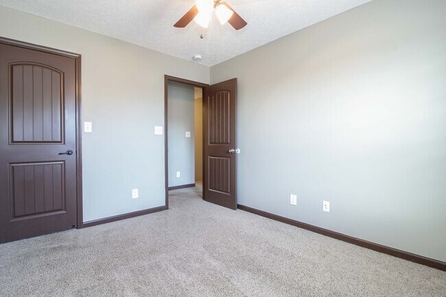 Building Photo - 1450 Raven Rd