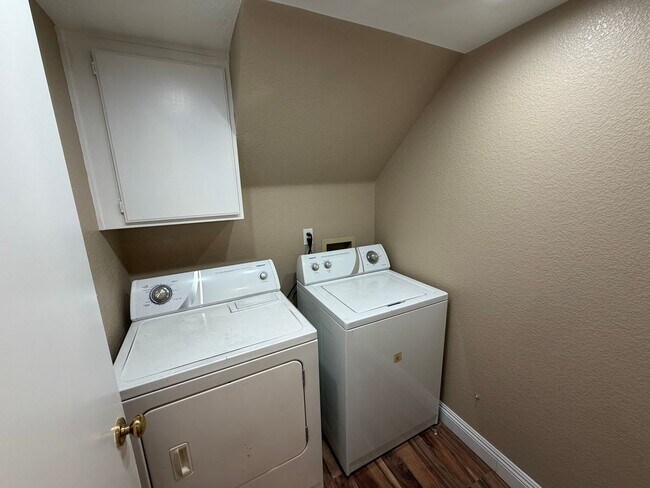 Building Photo - POOL. NO HOA. SOLAR. 3-bed/2.5-bath 89119