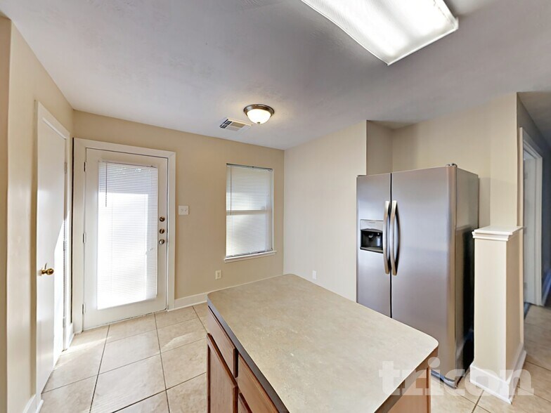 Building Photo - 18167 Woodsdale Ct