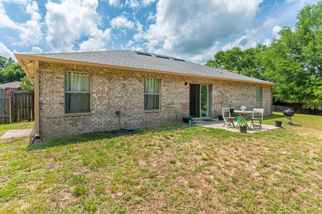 Building Photo - 3 bedroom 2 bathroom