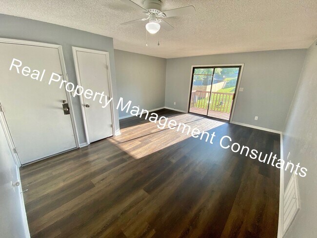 Building Photo - 2 Bedroom in Lee's Summit - Live Security Deposit Free with Obligo