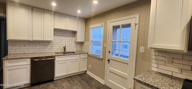 Building Photo - 208 Colonial Dr