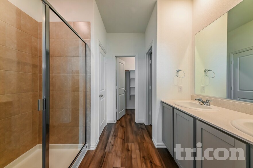 Building Photo - 5416 Montrose Dr