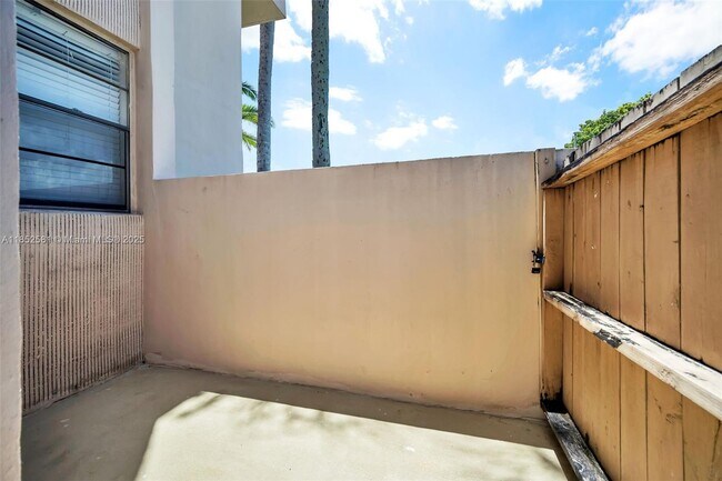 Building Photo - 10525 SW 112th Ave