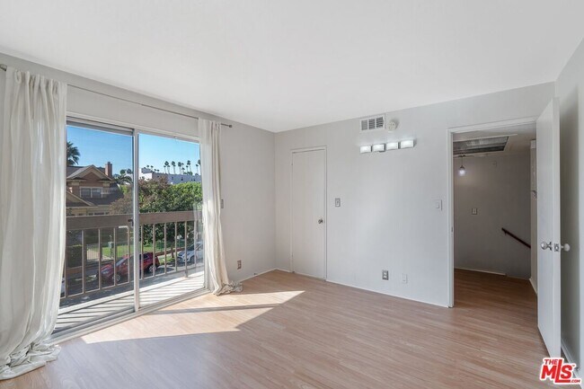 Building Photo - 1750 N Harvard Blvd