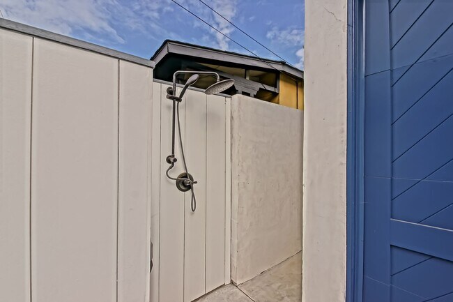 Building Photo - Completely Remodeled, Custom 3BR2BA Home w/ Spacious Floorplan, Amazing Indoor/Outdoor Space, Gat...