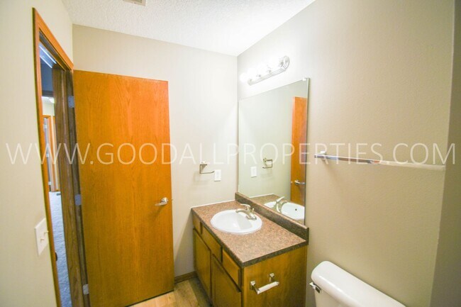 Building Photo - 3 bed 2.5 bath Single Family Home with fenced in yard in Urbandale within the Waukee School District