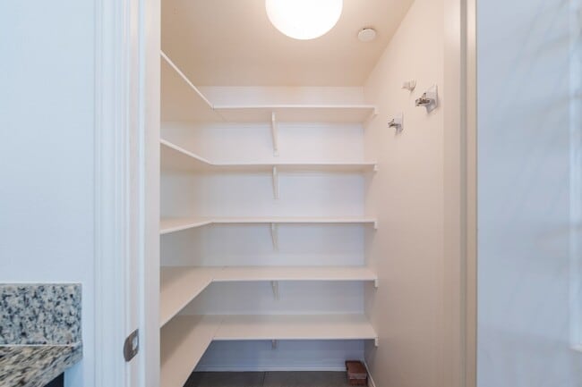 Building Photo - Secured and Quiet Townhome in Private Comm...