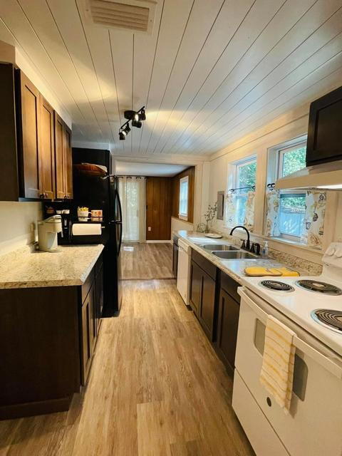 Building Photo - Florida Cottage with a Bonus Room ready for move in!