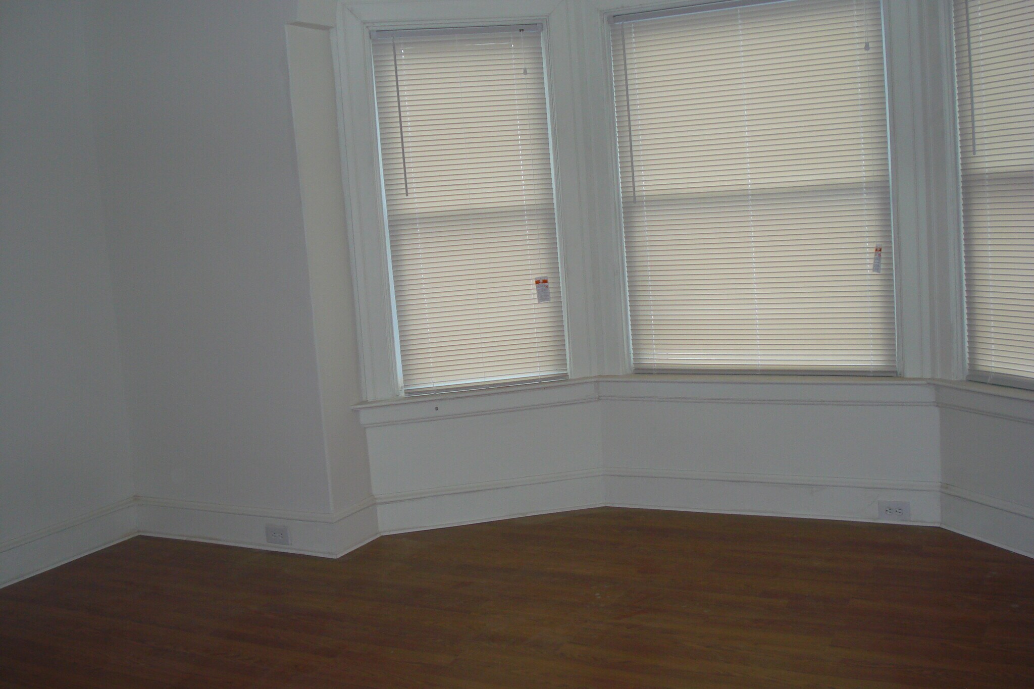 Building Photo - 733 E Chestnut St