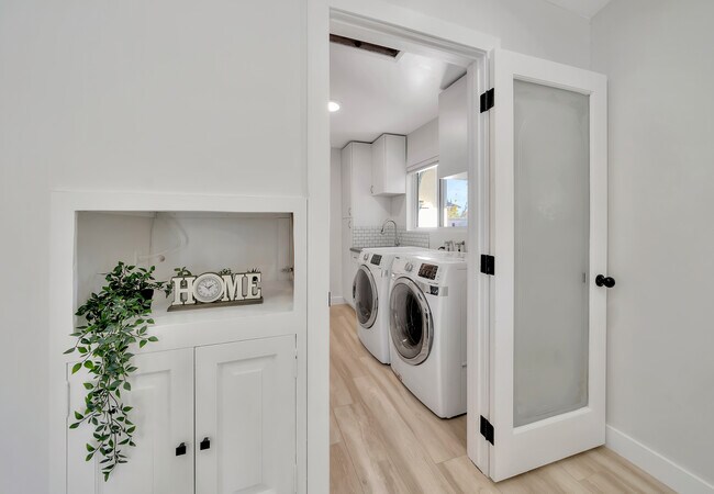 Building Photo - 5565 Ostin Ave