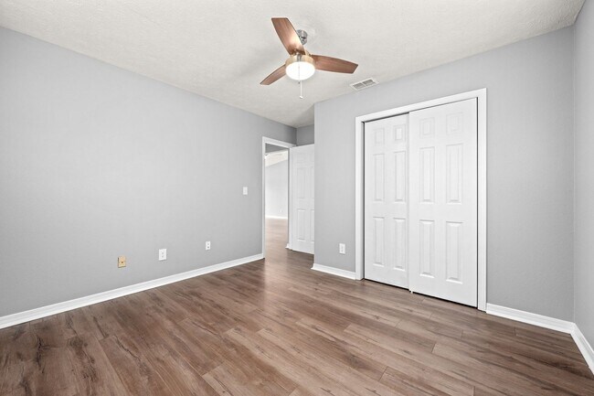 Building Photo - Charming 3Bed/2Ba Duplex Unit Convenient t...