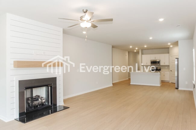 Building Photo - 14673 Mountain Strm Dr