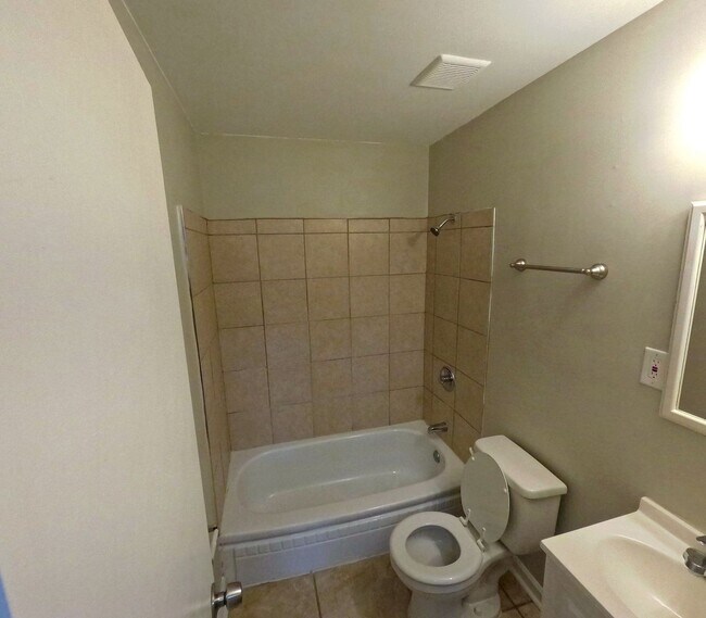 Building Photo - Renovated 4 Bed 1 Bath