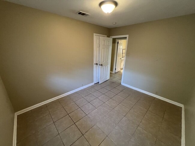 Building Photo - Newly updated!  3 bedroom, 1.5 bath home o...