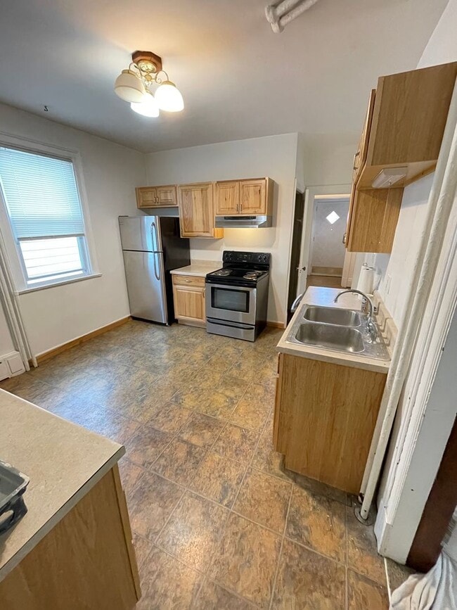 Building Photo - AVAILABLE NOW! 4 Bedroom 1 Bath Home!