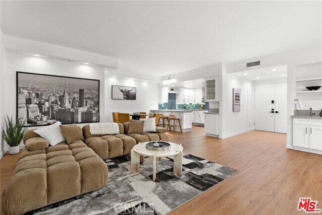 Building Photo - 321 S San Vicente Blvd