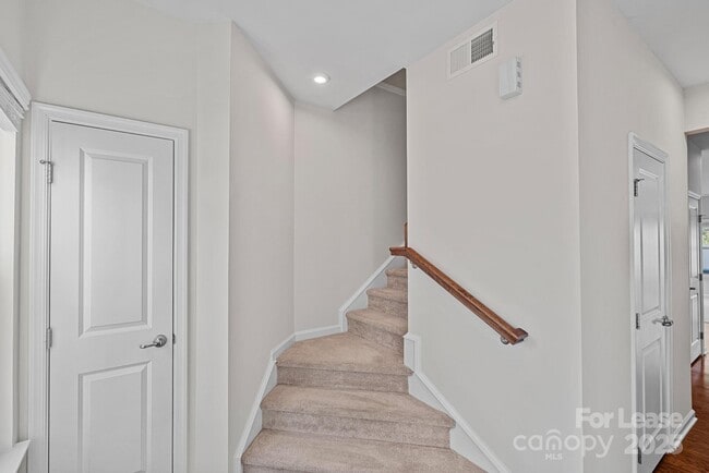 Building Photo - 206 Scenic View Ln