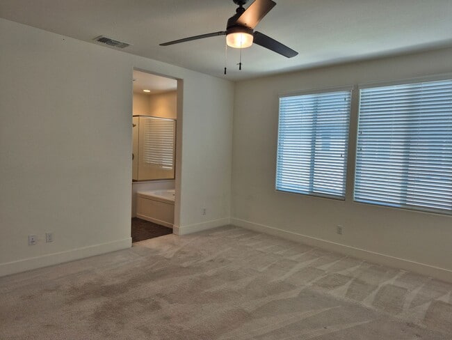Building Photo - Adorable 4 bedroom 3 Bath with Loft