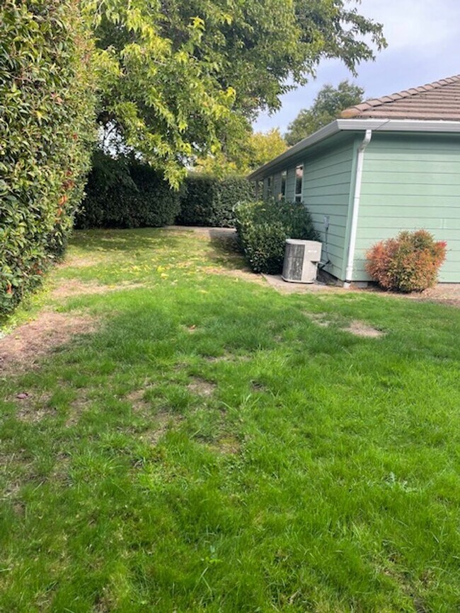 Building Photo - Quiet Peaceful 3 bedroom 2 bath Single Level home located in Central Point