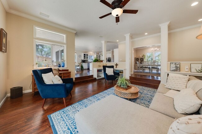 Building Photo - Luxury 4BR Home with Pool & Outdoor Kitche...