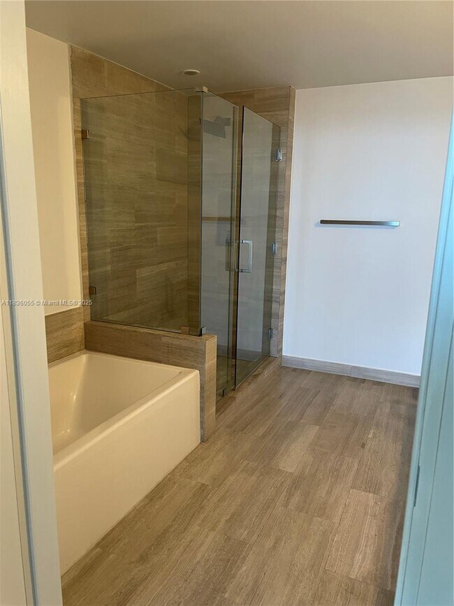 Building Photo - 1300 Brickell Bay Dr