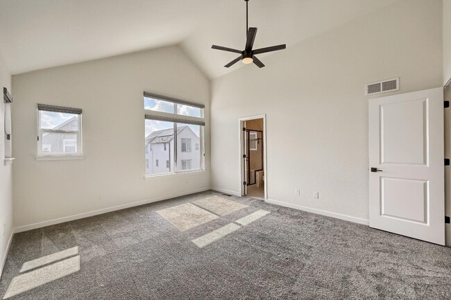 Building Photo - 3 Bedroom Townhome in Englewood