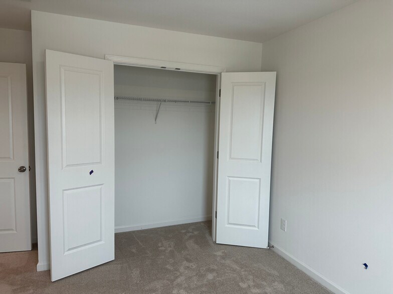 Building Photo - 1112 Holland Dr