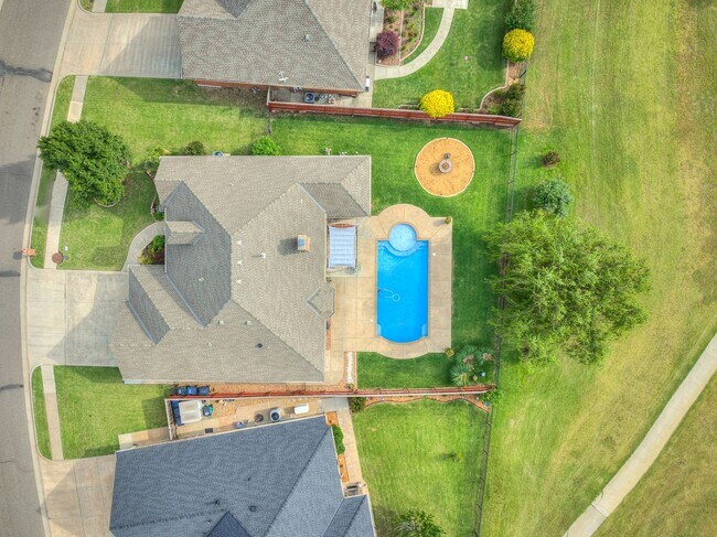 Building Photo - Fantastic home in the Fairways at Surrey H...
