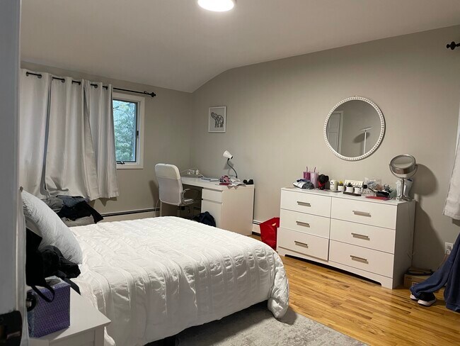 Building Photo - 33 Pilgrim Dr