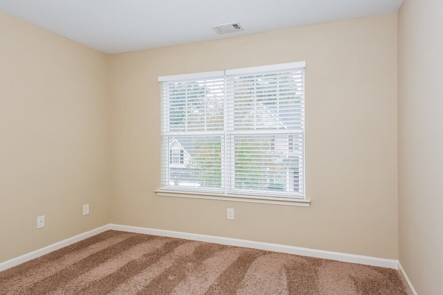 Building Photo - 161 Crescent Woode Way