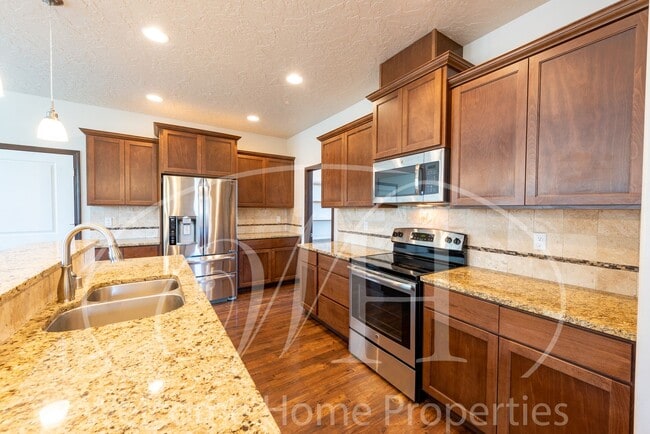 Building Photo - Newer Large Home in Great Neighborhood wit...