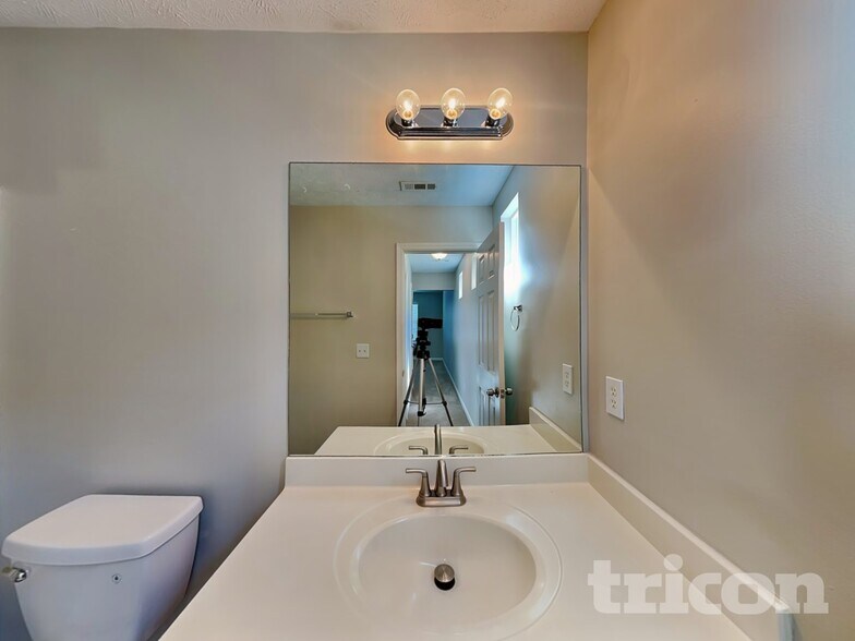 Building Photo - 220 Oak Grove Way