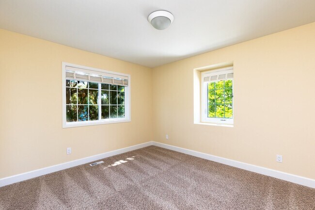 Building Photo - Beautiful 5 Bedroom 3 Bath Redmond Home!